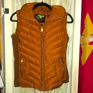 Women’s size small vest with hoodie and pockets NWOT